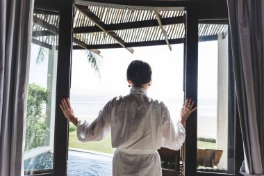 Bir tatil bornozlu Olgun kadın