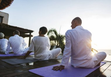 Grup pratik yoga havuzun yanında yaşlılar