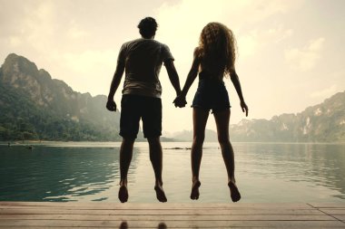 Arkadan Görünüş suya atlama çift