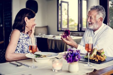 Olgun erkek bir kadınla evlenme teklif