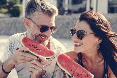 Çift sahilde karpuz yeme