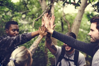 arkadaşlar bir ormanda yürüyüş