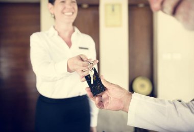 Konuk için oda anahtarı teslim resepsiyonist