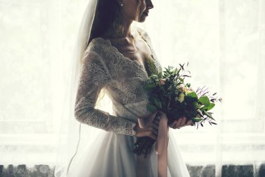 bir çiçek demeti ile güzel bir gelin