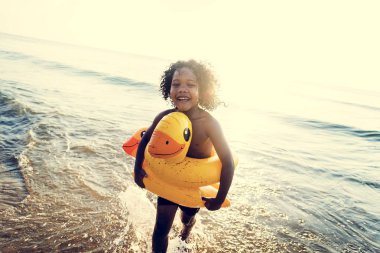 Şirin bebek sahilde ördek tuplü