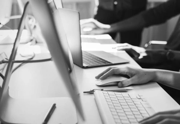 Primer Plano Las Manos Las Personas Que Trabajan Computadoras —  Fotos de Stock