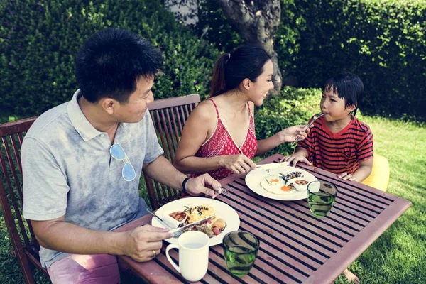 Madre Alimentando Desayuno Hijo — Foto de Stock