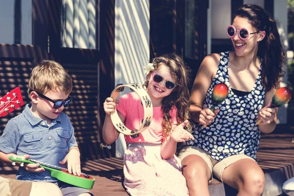 Familia Tocando Instrumentos Musicales — Foto de Stock