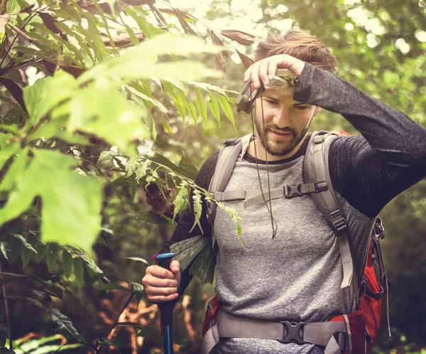 Trekking Uomo Una Foresta — Foto Stock