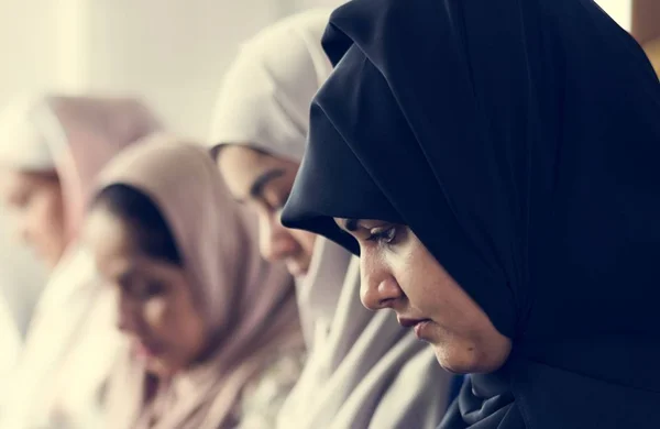 Muslimische Frauen Beten Tashahhud Haltung — Stockfoto