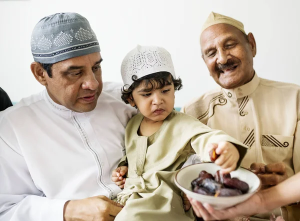 Familia Oriente Medio Comiendo Juntos — Foto de Stock