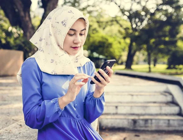 Wanita Muslim Menggunakan Smartphone Taman — Stok Foto