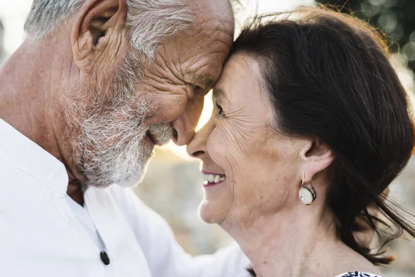 Äldre Par Kärlek Leende Och Tittar Varandra — Stockfoto