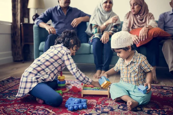 Мусульманская Семья Отдыхает Играет Дома — стоковое фото