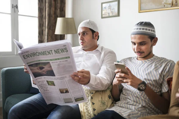 Muslimsk Familie Læser Nyhederne - Stock-foto