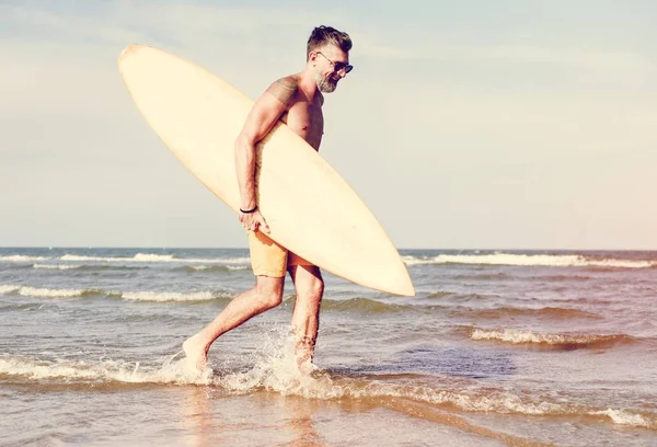 Dojrzały Mężczyzna Prowadzenia Deski Surfingowej — Zdjęcie stockowe