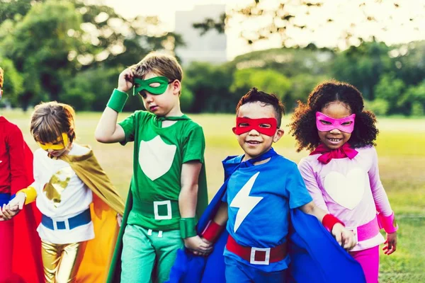 Los Niños Divierten Parque Toman Mano Mientras Corren Con Disfraces — Foto de Stock