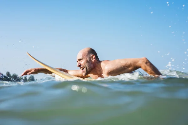 Homem Mais Velho Numa Prancha Surf — Fotografia de Stock
