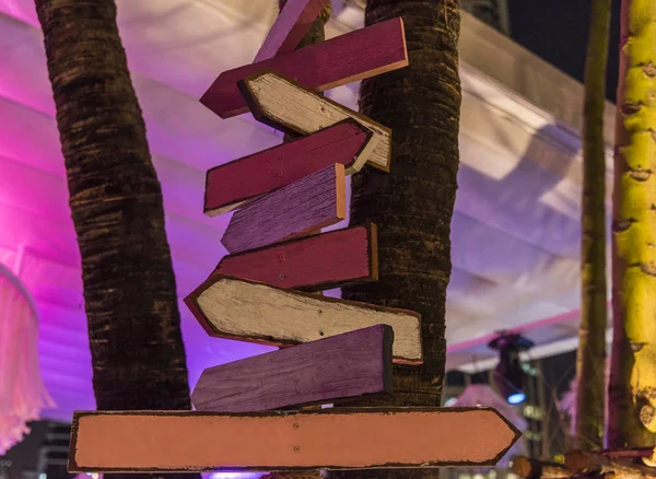 Akşam ahşap yol işaretleri