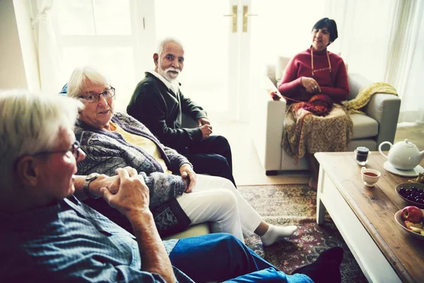 Personas Mayores Sentadas Juntas Una Sala Estar —  Fotos de Stock