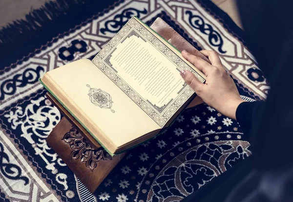 Muslim Wanita Dalam Hijab Hitam Membaca Qur Gambar Dipotong — Stok Foto