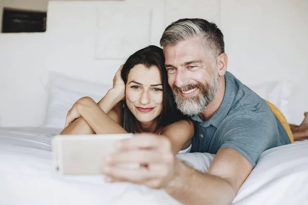 Miodowe Lata Biorąc Selfie Łóżku — Zdjęcie stockowe