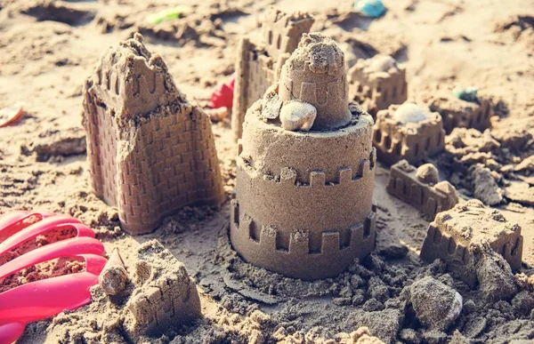 Sandcastle 在海滩上 — 图库照片