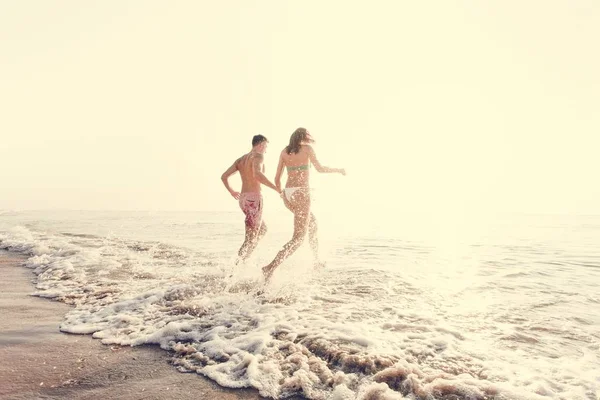 Mutlu çift akan suyun