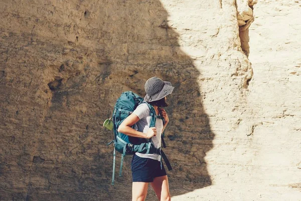 Kadın Kansas Anıt Kayalar Hiking — Stok fotoğraf
