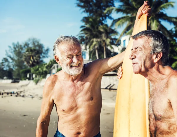 Güzel bir plaj, sörfçü