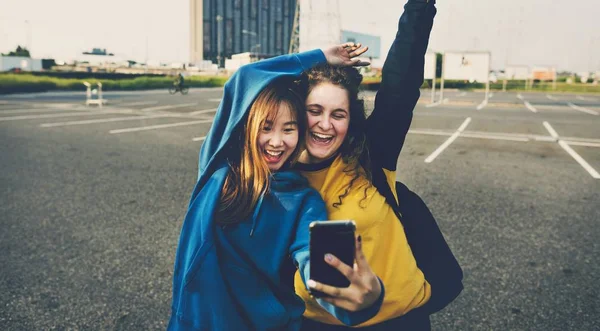 Novias Sonriendo Tomando Una Selfie —  Fotos de Stock