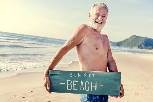 Seniorchef Hält Planke Mit Sonnenuntergang Strand — Stockfoto