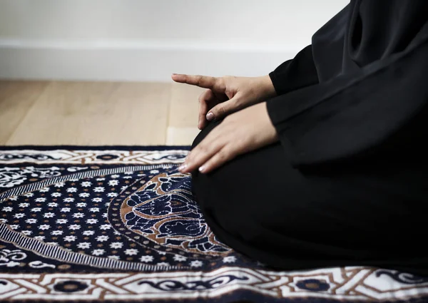 Muslimsk Bön Tashahhud Hållning Beskuren Bild Personen Som Sitter Matta — Stockfoto