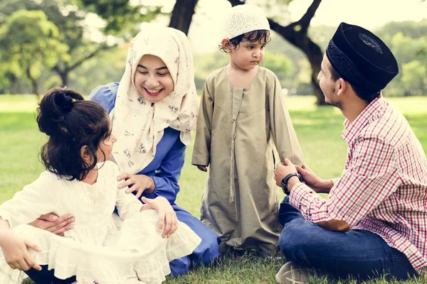 Мусульманская Семья Хорошо Проводит Время Открытом Воздухе — стоковое фото