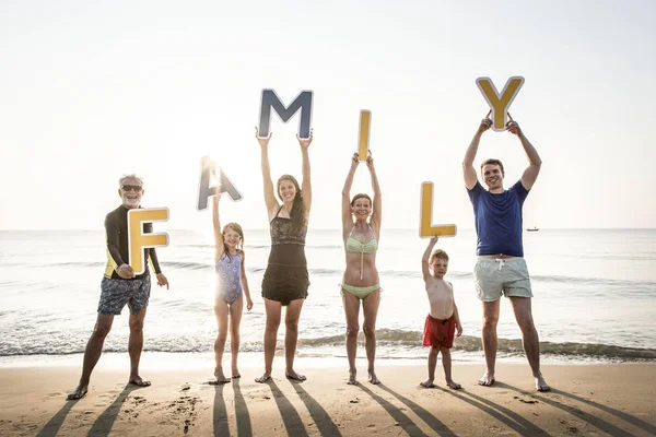 Familia Sosteniendo Cartas Playa — Foto de Stock
