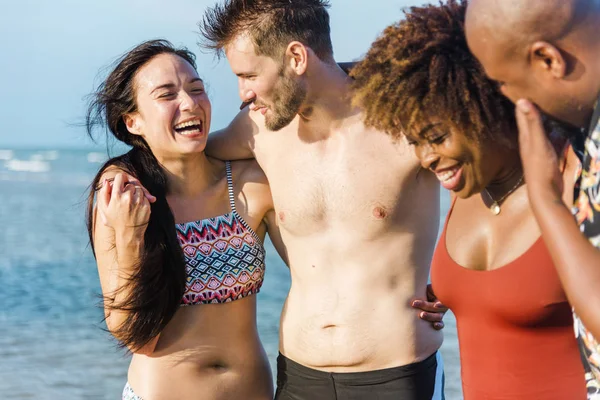 Farklı arkadaş plajda eğlenmek