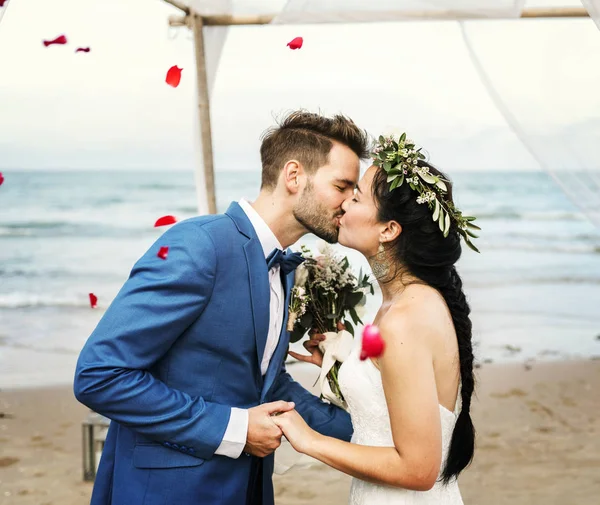 Casal Jovem Beijando Recepção Casamento — Fotografia de Stock