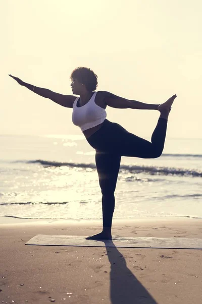 Afrikanerin Praktiziert Yoga Strand — Stockfoto
