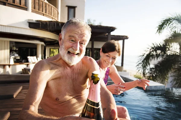 Seniorenpaar Öffnet Eine Champagnerflasche — Stockfoto