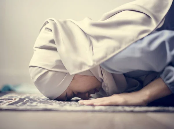 Mulher Muçulmana Orando Postura Sujud — Fotografia de Stock