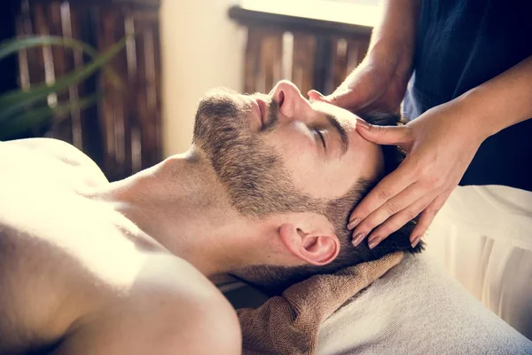 Mujer Relajándose Tratamiento Spa —  Fotos de Stock