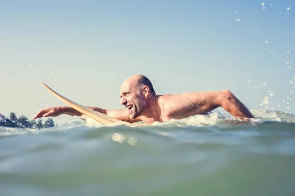 Homem Mais Velho Numa Prancha Surf — Fotografia de Stock