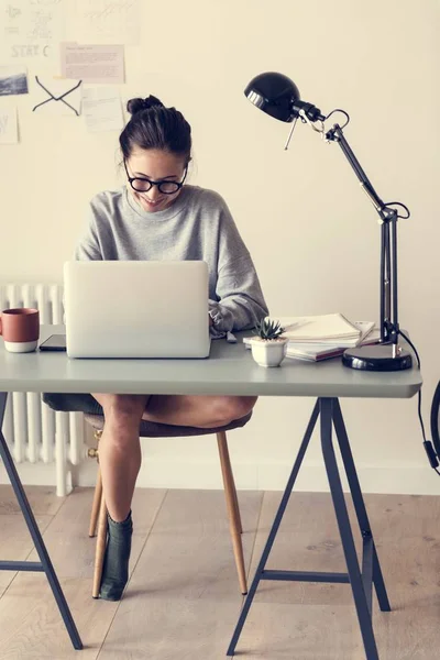 Wanita Yang Mengerjakan Laptop Rumahnya — Stok Foto