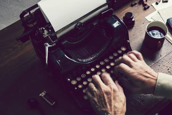木桌上的老式打字机 — 图库照片
