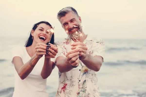 Coppia Che Festeggia Con Scintille Spiaggia — Foto Stock