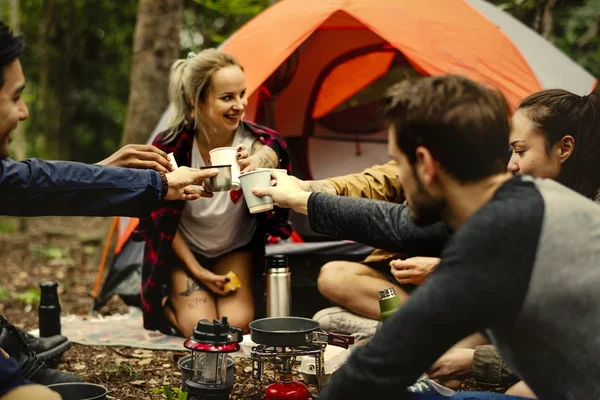 Heureux Amis Dans Camping — Photo