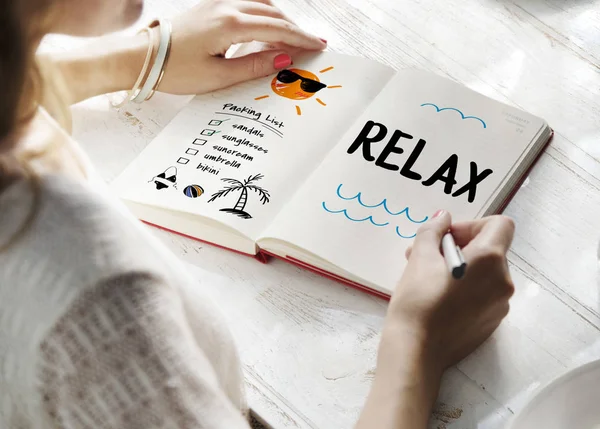 Vrouw Lezen Een Verhaal Van Zomer — Stockfoto