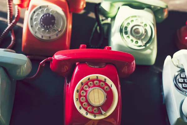 Collectie Van Vintage Kleurrijke Telefoons — Stockfoto