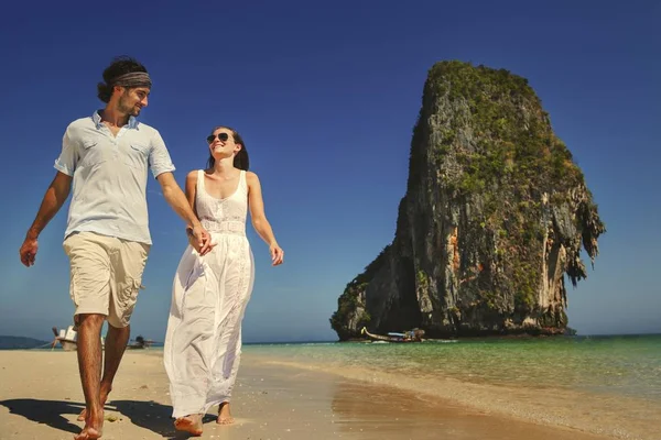 Casal Uma Lua Mel Praia — Fotografia de Stock