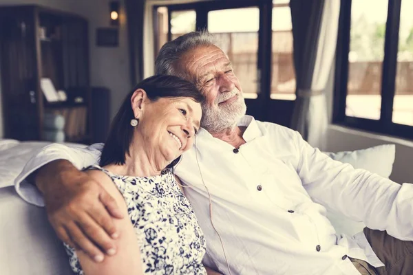 Pareja Madura Enamorada Abrazándose Habitación Hotel — Foto de Stock